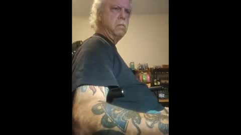 Snapshot of sirlancealot10011 chatting on 10/01/25, 03:56 steve online show from 10/01/25, 03:56