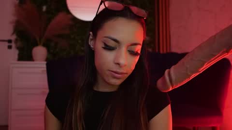 Snapshot of sisi_von_dee chatting on 05/19/26, 01:56 Dee online show from 05/19/26, 01:56