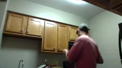 Snapshot of sk8ter_v2 chatting on 12/04/24, 09:35 Christopher online show from 12/04/24, 09:35