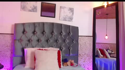 Snapshot of skarleth_xxxx chatting on 01/02/25, 01:49 Elizabeth online show from 01/02/25, 01:49