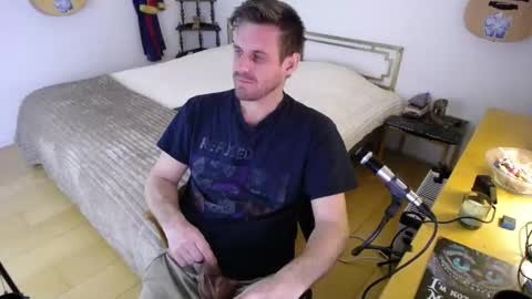 Snapshot of skatejocke chatting on 12/13/25, 11:21 skatejocke online show from 12/13/25, 11:21