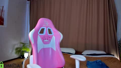 Snapshot of skelerata chatting on 10/08/25, 07:17 Emily online show from 10/08/25, 07:17