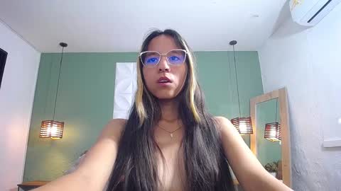 Snapshot of skinny_hottie18 chatting on 01/19/25, 01:33 skinny_hottie18 online show from 01/19/25, 01:33