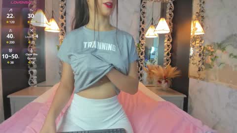 Snapshot of skinny_linda chatting on 02/13/25, 10:12   online show from 02/13/25, 10:12