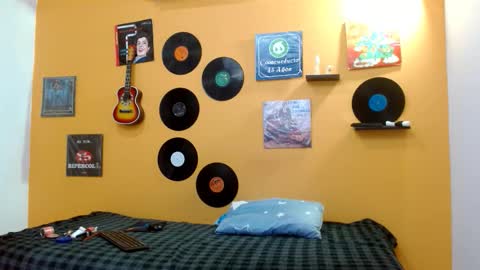 Snapshot of skinnyverus18 chatting on 12/03/25, 07:01 VERUS online show from 12/03/25, 07:01