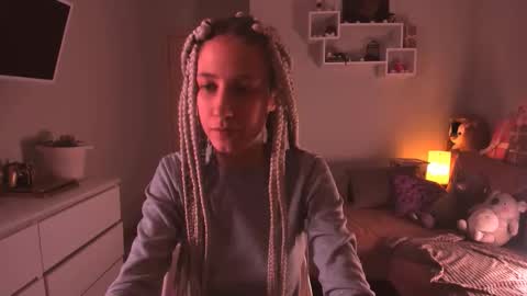 Snapshot of skyewavy chatting on 10/17/25, 10:12 online show from 10/17/25, 10:12