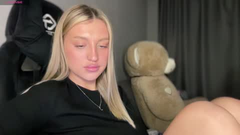 Snapshot of skyffi chatting on 01/30/25, 07:15 GARRY AND SOPHIA online show from 01/30/25, 07:15