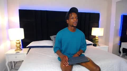 Snapshot of skylerbigxxx chatting on 06/18/26, 04:02 SKYLERBIGXXX online show from 06/18/26, 04:02