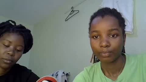 Snapshot of sleciah chatting on 12/19/25, 07:37 sleciah online show from 12/19/25, 07:37