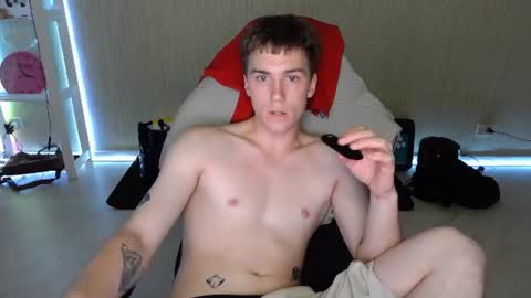 Snapshot of slippery_baby chatting on 07/13/26, 09:50 Mila online show from 07/13/26, 09:50