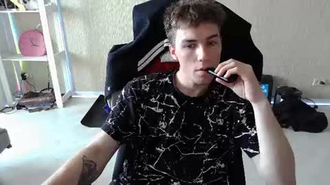 Snapshot of slippery_baby chatting on 07/15/26, 01:27 Mila online show from 07/15/26, 01:27