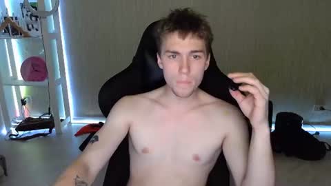 Snapshot of slippery_baby chatting on 07/20/26, 08:33 Mila online show from 07/20/26, 08:33