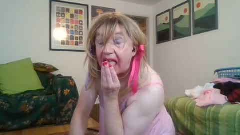 Snapshot of slutsissy17172 chatting on 07/18/26, 03:27 slutsissy17172 online show from 07/18/26, 03:27