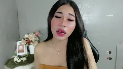 Snapshot of slutty_shanin chatting on 02/26/25, 01:11 SHANIN online show from 02/26/25, 01:11