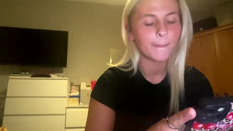 Snapshot of sluttylittlecoolgirl chatting on 08/01/26, 12:10 hollie online show from 08/01/26, 12:10