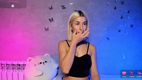 Snapshot of smaillev chatting on 09/21/25, 03:13 Melani online show from 09/21/25, 03:13