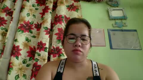 Snapshot of small_boobs59 chatting on 11/18/25, 01:22 Lovewella online show from 11/18/25, 01:22