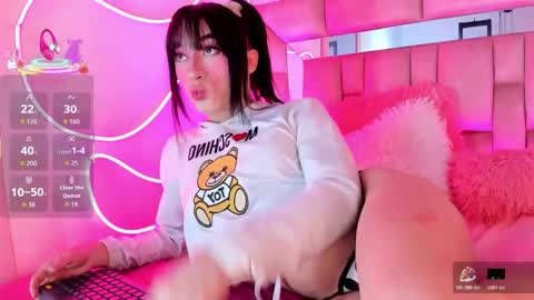 Snapshot of small_hot19 chatting on 10/25/25, 11:07 Small Hot19 online show from 10/25/25, 11:07