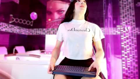 Snapshot of small_hot19 chatting on 12/18/25, 11:05 Small Hot19 online show from 12/18/25, 11:05