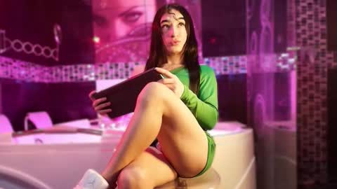 Snapshot of small_hot19 chatting on 02/17/26, 09:39 Small Hot19 online show from 02/17/26, 09:39