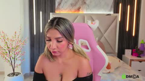 smile__1 online show from 12/18/25, 03:07