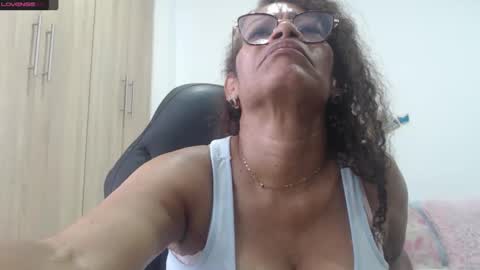 Snapshot of smilet_milf chatting on 01/18/25, 04:21 Smileth online show from 01/18/25, 04:21