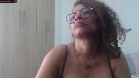 Snapshot of smilet_milf chatting on 01/19/25, 06:43 Smileth online show from 01/19/25, 06:43
