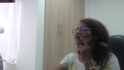 Snapshot of smilet_milf chatting on 01/28/25, 11:28 Smileth online show from 01/28/25, 11:28