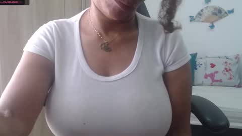Snapshot of smilet_milf chatting on 01/31/25, 06:14 Smileth online show from 01/31/25, 06:14