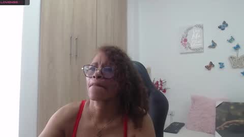 Snapshot of smilet_milf chatting on 02/19/25, 04:00 Smileth online show from 02/19/25, 04:00