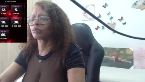 Snapshot of smilet_milf chatting on 02/23/25, 12:27 Smileth online show from 02/23/25, 12:27