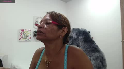 Snapshot of smilet_milf chatting on 09/26/25, 12:53 Smileth online show from 09/26/25, 12:53