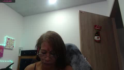 Snapshot of smilet_milf chatting on 12/18/25, 01:06 Smileth online show from 12/18/25, 01:06