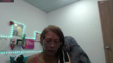 Snapshot of smilet_milf chatting on 12/20/25, 01:18 Smileth online show from 12/20/25, 01:18
