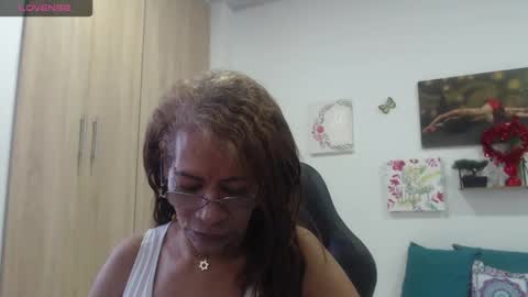 Snapshot of smilet_milf chatting on 03/16/26, 01:04 Smileth online show from 03/16/26, 01:04