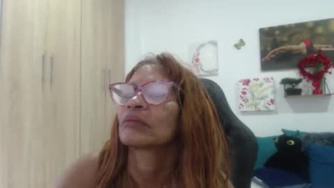 Snapshot of smilet_milf chatting on 04/19/26, 06:10 Smileth online show from 04/19/26, 06:10