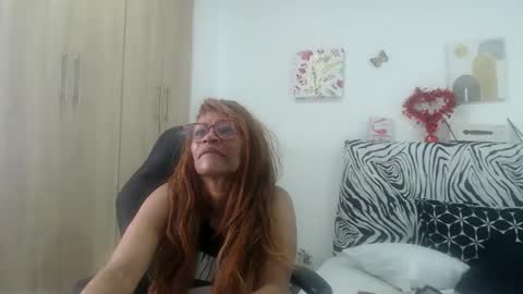 Snapshot of smilet_milf chatting on 05/08/26, 02:22 Smileth online show from 05/08/26, 02:22