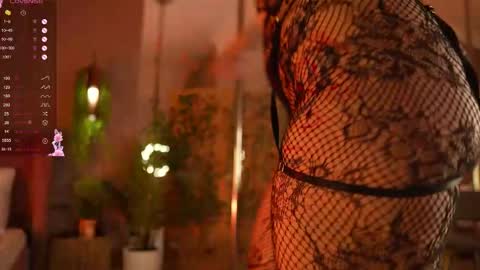 Snapshot of smiley_mia_ chatting on 11/06/25, 05:19 Mia online show from 11/06/25, 05:19