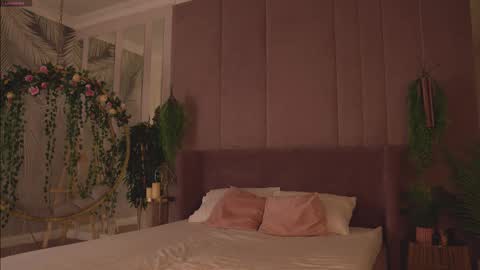 Snapshot of smiley_mia_ chatting on 11/16/25, 05:02 Mia online show from 11/16/25, 05:02