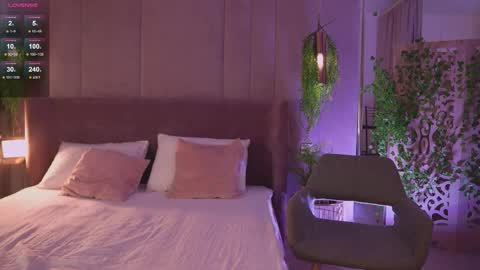 Snapshot of smiley_mia_ chatting on 11/24/25, 05:18 Mia online show from 11/24/25, 05:18