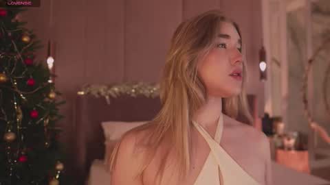 Snapshot of smiley_mia_ chatting on 12/15/25, 05:01 Mia online show from 12/15/25, 05:01