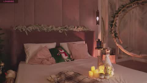 Snapshot of smiley_mia_ chatting on 12/16/25, 09:25 Mia online show from 12/16/25, 09:25