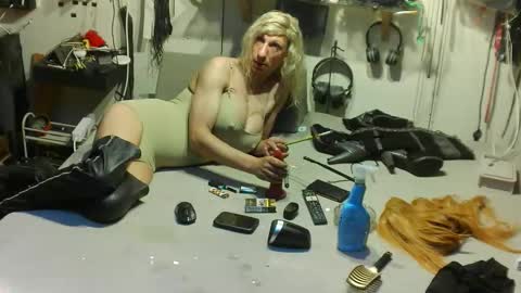 Snapshot of smokeslut365 chatting on 05/17/26, 10:39 smokeslut365 online show from 05/17/26, 10:39
