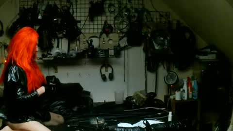 Snapshot of smokeslut365 chatting on 06/16/26, 11:07 smokeslut365 online show from 06/16/26, 11:07