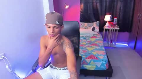 Snapshot of snak_master1 chatting on 11/28/25, 05:04 snak_master1 online show from 11/28/25, 05:04