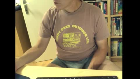 Snapshot of sneaxfreund chatting on 09/17/25, 09:38 sneaxfreund online show from 09/17/25, 09:38