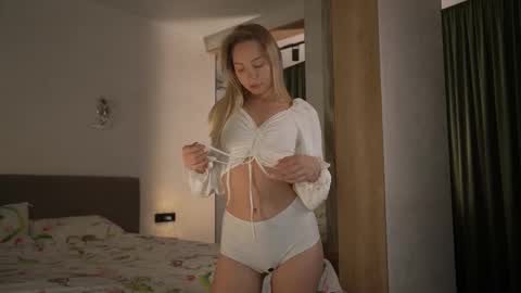 Candice Snow online show from 11/21/25, 02:16