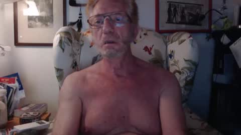 Snapshot of so_erotic_sub chatting on 10/22/25, 04:35 ImYourBitch online show from 10/22/25, 04:35