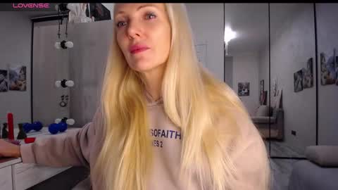 Monna online show from 11/03/25, 02:40