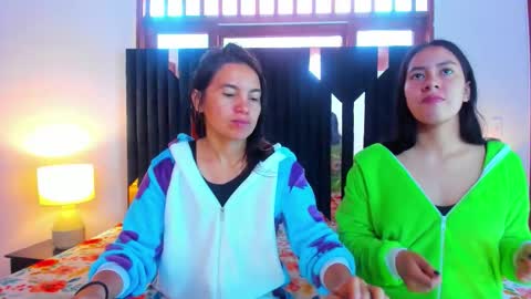 Snapshot of soffy_and_mia chatting on 10/18/25, 12:50 soffy and mia online show from 10/18/25, 12:50